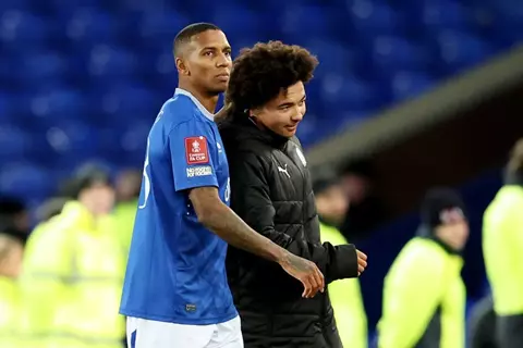 أب وابنه في فريق واحد.. لحظة تاريخية تجمع أشلي وتايلر يونج